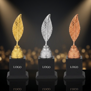 Trophée sportif durable en métal moulé sous pression, gravé au laser, plaqué or, argent, cuivre, modèle 709, avec base en bois noir - Product Image 1