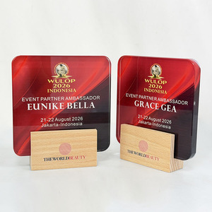 Placa de Vidrio Cuadrada Personalizada con Degradado Rojo-Negro y Círculo Dorado sobre Base de Madera Natural - Premio de Reconocimiento para Eventos MH-J0152 - Product Image 3