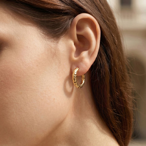 Boucles d'oreilles créoles texturées martelées plaquées or 18 carats en acier inoxydable 316, inaltérables, bijoux de mode pour femme, usage quotidien et soirées - Product Image 2