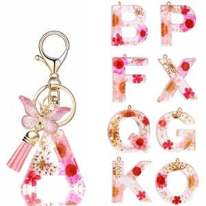 Nouveau porte-clés lettre avec pendentif marguerite rose en fleur séché<span class=keywords><strong>e</strong></span> et époxy cristallin, et pompon papillon, mignon et tendance - Product Image 1