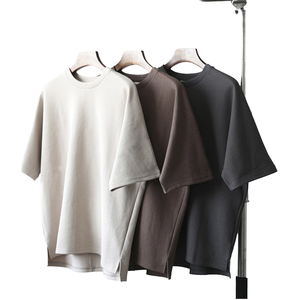 เสื้อยืดครอปทรงบ็อกซี่สำหรับผู้ชาย ปรับแต่งได้ 100% ผ้าฝ้าย ทรงไหล่ตก ลายเรียบ สไตล์ลำลอง ความยาวครอป ผ้าถัก - Product Image 1