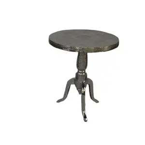 Tisch aus Aluminium guss in rauem Nickel-Finish mit drei Beinen, auch in Spiegel politur erhältlich