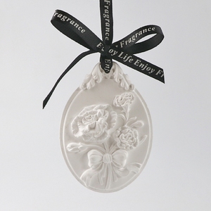 น้ำหอมปรับอากาศแบบแขวนสำหรับบ้าน กลิ่นหอมติดทนนาน รูปดอกไม้เซรามิก สำหรับรถยนต์ ตู้เสื้อผ้า  แผ่นหอมอโรมา น้ำมันหอมระเหยแบบก้านไม้หอม - Product Image 5