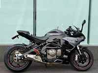 Moto sportive QJ SRK600 600cc 4 temps haute performance refroidie par eau, puissance élevée >180 km/h, design aérodynamique, livraison mondiale