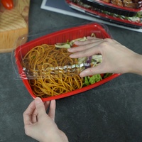 Boîte à lunch jetable en PP de 26 oz, rectangulaire, épaisse, résistante aux micro-ondes, étanche, écologique, de qualité alimentaire, avec couvercle en plastique rouge et noir personnalisé