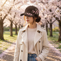 Casquette de baseball de luxe brodée motif fleur de cerisier, logo 3D personnalisé, couleur contrastante, style 'Dad Hat' tendance, structurée 6 panneaux, en coton
