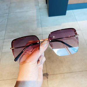 แว่นกันแดดครึ่งกรอบสำหรับผู้หญิง Qianai ป้องกันรังสียูวี 400 กรอบโลหะ ดีไซน์ทรงสี่เหลี่ยม สีเทา สีฟ้า สีชมพู สีม่วง สีทอง เลนส์อะคริลิก - Product Image 3