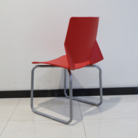 Chaise d'école empilable à 4 pieds avec structure métallique