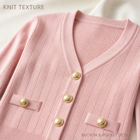 Kardigan Rajut Wanita Warna Pink, Kerah V, Lengan Panjang, Kancing Warna Emas, Tekstur Rib, Saku Tempel, Model Fitted, Pakaian Kasual untuk Layering