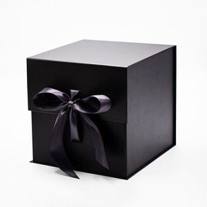 Boîte cadeau en carton noir écologique de luxe avec couvercle magnétique - Product Image 5
