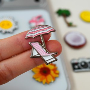 Pin Metálico Personalizado de Zinc y Hierro Esmaltado con Relieve, Temática <span class=keywords><strong>Vacaciones</strong></span> de Verano: Sol, Palmera, Cámara, Coche, Guitarra, Flor - Product Image 6