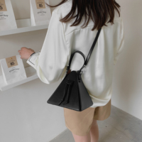 Sofort lieferbare Designer-Geometrie-Pyramiden-Damentasche – Dual-Use-Handtasche mit Schulterriemen für den Alltag