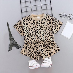 Vente en gros en ligne, vêtements pour bébés tendance de l'été, ensemble t-shirt et short imprimé léopard pour fille - Product Image 4
