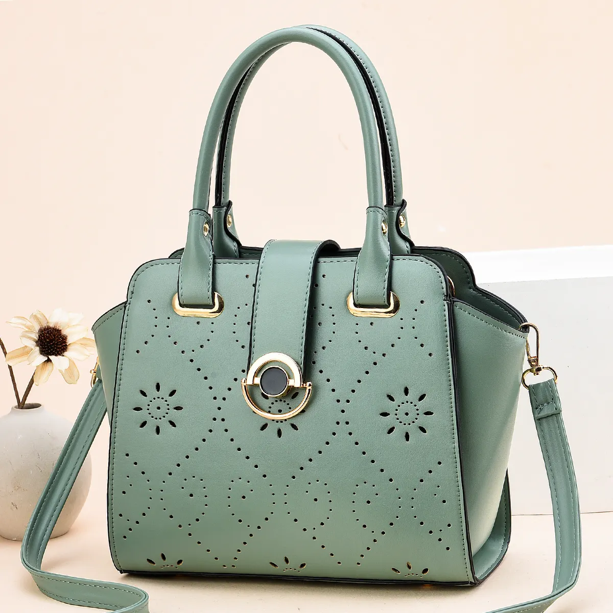 2022 New hollow-out magnetic clasp large capacity Commuting cross body Bag Single shoulder bag Leather woman bags tote handbags