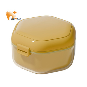 Estuche de retención de protector bucal para aparatos de ortodoncia, caja de almacenamiento Dental con forma de bolsa de limpieza portátil y fácil con limpiador de dentaduras - Product Image 1