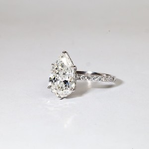 Anillo de compromiso de lujo con diamante de laboratorio en forma de pera, oro blanco, promesa de eternidad, pavé, herencia, anillo llamativo - Product Image 5
