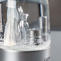 Boule à neige verticale en cristal personnalisée avec figurine ours en résine et femme Base en plastique thème de l'amour souvenir artisanal pour cadeau d'affaires