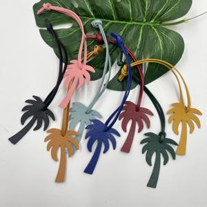 Colgante de bolso de cuero de cocotero Colgante de bolso de cuero con forma de cocotero Llavero colgante de bolso de cocotero de cuero PU - Product Image 1