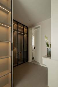 Dressing moderne sur mesure avec portes coulissantes en bois massif - Product Image 6