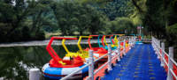 Bateau tamponneur gonflable rond avec pistolet à eau pour enfants, idéal pour les parcs aquatiques et les divertissements.