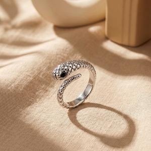 Bague Serpent Vintage en Acier Inoxydable Plaqué Or 18K pour Femme, Étanche et Inaltérable, Bijou Tendance - Product Image 6