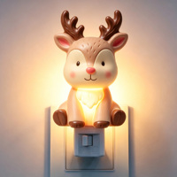 Veilleuse LED Mignonne Renne en Résine à Brancher, Lampe Murale de Noël pour Décoration de Chambre d'Enfant, Vente en Gros et Personnalisation