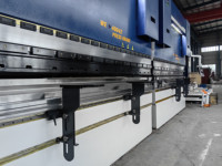 Machine double 400T 3200mm 4+1 axes synchronisés, contrôleur CNC entièrement automatique, pompe à engrenages en acier inoxydable et aluminium