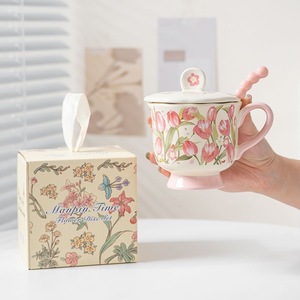 Tasse à café en céramique en gros, motif floral, avec poignée torsadée, couvercle et cuillère, pour <span class=keywords><strong>amies</strong></span> et mamans - Product Image 1