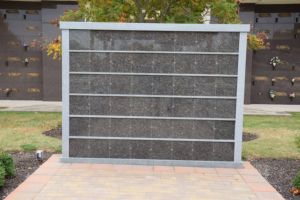 Columbario de Granito Gris de 72 Nichos, Estilo Americano Tradicional, con 1 Año de Garantía, para Uso en Cementerios - Product Image 1