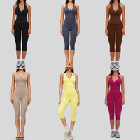 Ensemble de sport pour femme avec débardeur de yoga à col en V profond superposé et dos nu, et pantalon court taille haute sculptant les hanches à imprimé esthétique, toucher doux comme du beurre