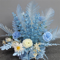 Décoration florale colorée pour événements de mariage : composition de fleurs mélangées pour fond et allée