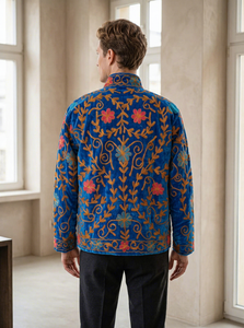Vêtement d'extérieur bleu roi à motif floral bohème, col mandarin, ouvert sur le devant, fait main, en textile d'Asie centrale, broderie traditionnelle d'inspiration ouzbeque - Product Image 2