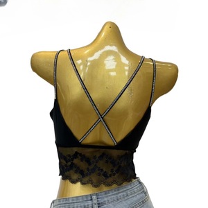 Reggiseno a fascia da donna taglie forti con imbottitura rimovibile, scollo a cuore, spalline sottili e pizzo, modello corto - Product Image 1