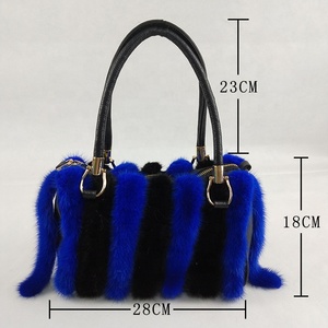 Borsa di Lusso in Vera Pelliccia di Coda di Visone, Borsa a Mano in Pelliccia di Visone per Donna, Borsa a Tracolla di Design con Manico Superiore - Product Image 4
