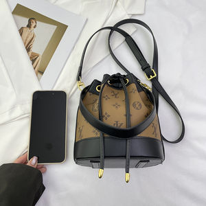 Sac à bandoulière tendance en PU souple, style seau, avec doublure en polyester - Product Image 3