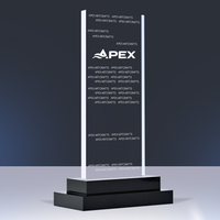 Trophée en acrylique biseauté double face APEX avec impression sérigraphique de logo répété et base rectangulaire noire