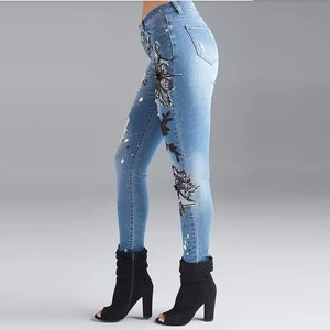 Pantalones vaqueros ajustados personalizados para <span class=keywords><strong>mujer</strong></span>, pantalones vaqueros ajustados con pintura rasgada de flores transpirables con estilo de pantalones lápiz y decoración de agujeros - Product Image 3