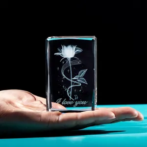 Hochzeits geschenke Led Light Glas Kristall würfel Rose 3D Laser gravierte Kristall rohling Mit Basis für Weihnachts geschenk