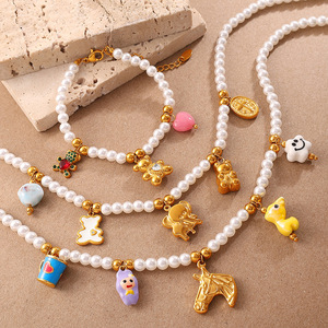 Conjunto de collar con dijes de perlas con elementos de dibujos animados de osito y cara sonriente para regalo de mujer - Product Image 1