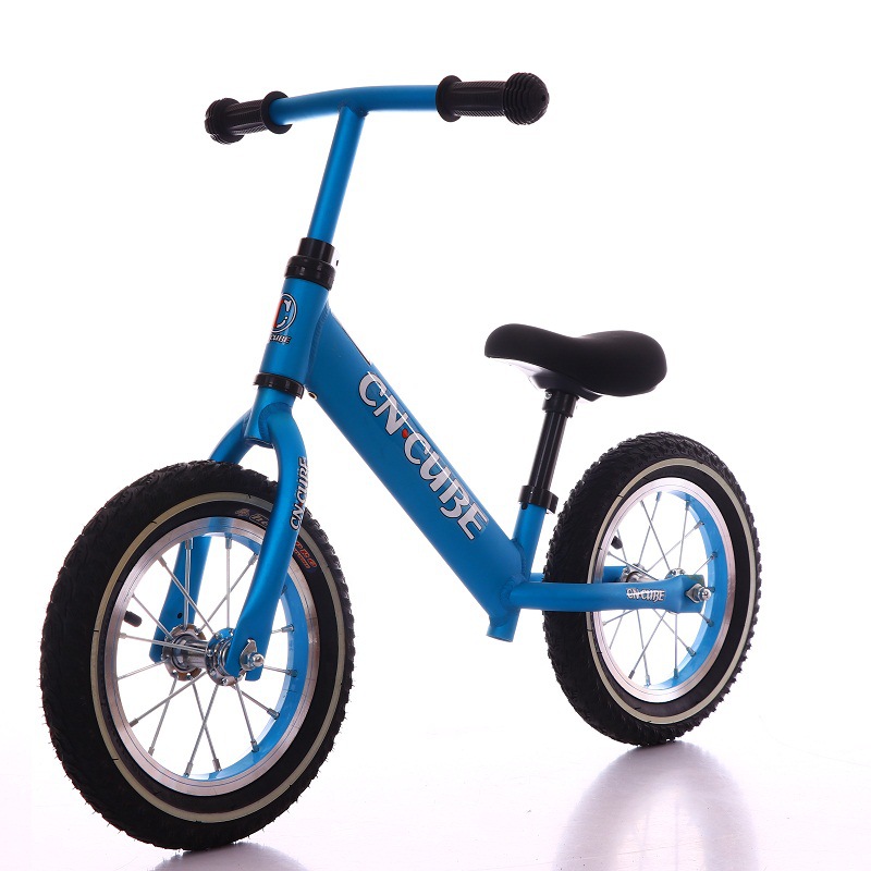Pneu pneumatique bleu