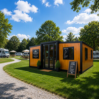 Maison modulaire de luxe en conteneurs d'acier, 2 à 3 chambres, avec terrasse en bois intégrée, pour le glamping écologique et les camps de tourisme.