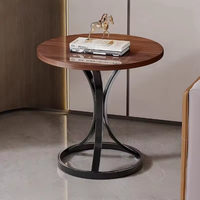 Table d'appoint élégante avec plateau en marbre et cadre en métal doré, design luxueux pour les espaces de vie modernes, portable et durable pour le mobilier de salon