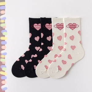 Vente en gros pas cher <span class=keywords><strong>Chaussettes</strong></span> à motifs Love Heart pour femmes <span class=keywords><strong>Jolies</strong></span> <span class=keywords><strong>chaussettes</strong></span> Crew en polyester pour la Saint-Valentin - Product Image 4
