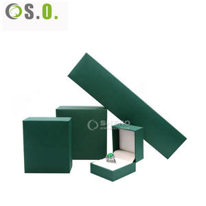 Boîte d'emballage de bijoux en papier en similicuir vert sur mesure haut de gamme pour bague collier pendentif Emballage et présentation - Product Image 1