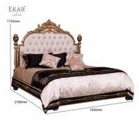Elysee Crest Bogenförmiges, getuftetes, vergoldetes Bett |   Luxuriöses französisches klassisches Polsterbett in Kingsize - EKAR FURNITURE
