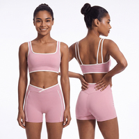 Ensemble de sport pour femmes avec rayures contrastées sur les côtés, soutien-gorge de sport dos nu à double bretelles et short taille en V, idéal pour le fitness et le yoga