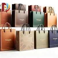 Emballage cadeau écologique en carton ivoire avec poignées en corde de coton et impression dorée en relief, personnalisable pour les marques d'entreprise