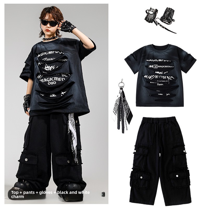 Costume noir + gants en cuir rivetés + pendentif noir et blanc