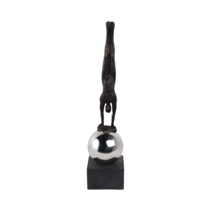 Scultura Figura in Posizione Verticale su Sfera, Pezzo d'Arte per Arredamento Casa, Soggiorno, Scaffale, Ufficio - Product Image 1
