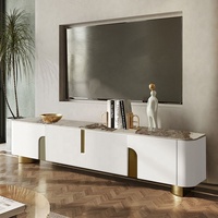 Centro de Entretenimiento NOVA Moderno de Piedra Sinterizada Blanca Mueble de TV con Gabinete de Almacenamiento Lateral para Sala de Estar con Base de Metal Dorada